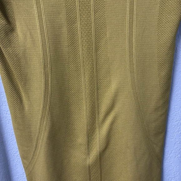 Lululemon W’s Sz4 Swiftly Tech LS Crew in
Grape Leaf / Grape Leaf. ExclntCndtn! - Picture 7 of 9